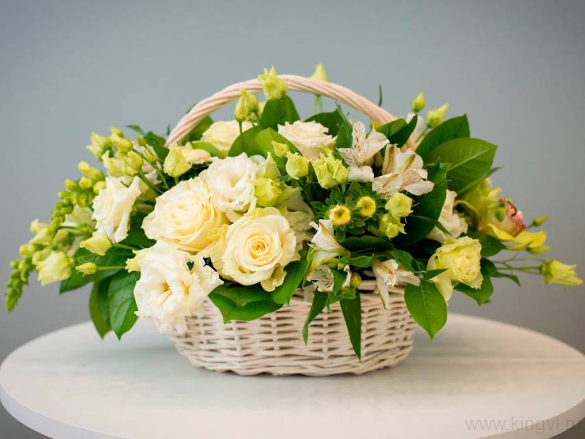Корзина с белыми розами