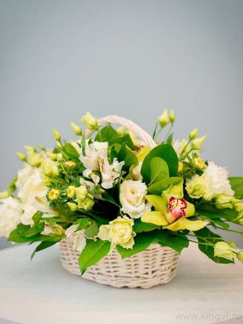 Корзина с белыми розами