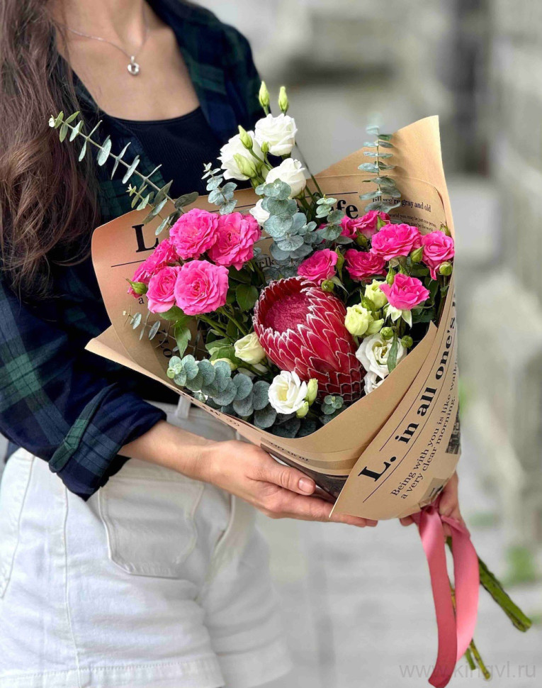 Букет с протеей и кустовыми розами  . Цветы Владивосток фото 1 &mdash; Цветочный король