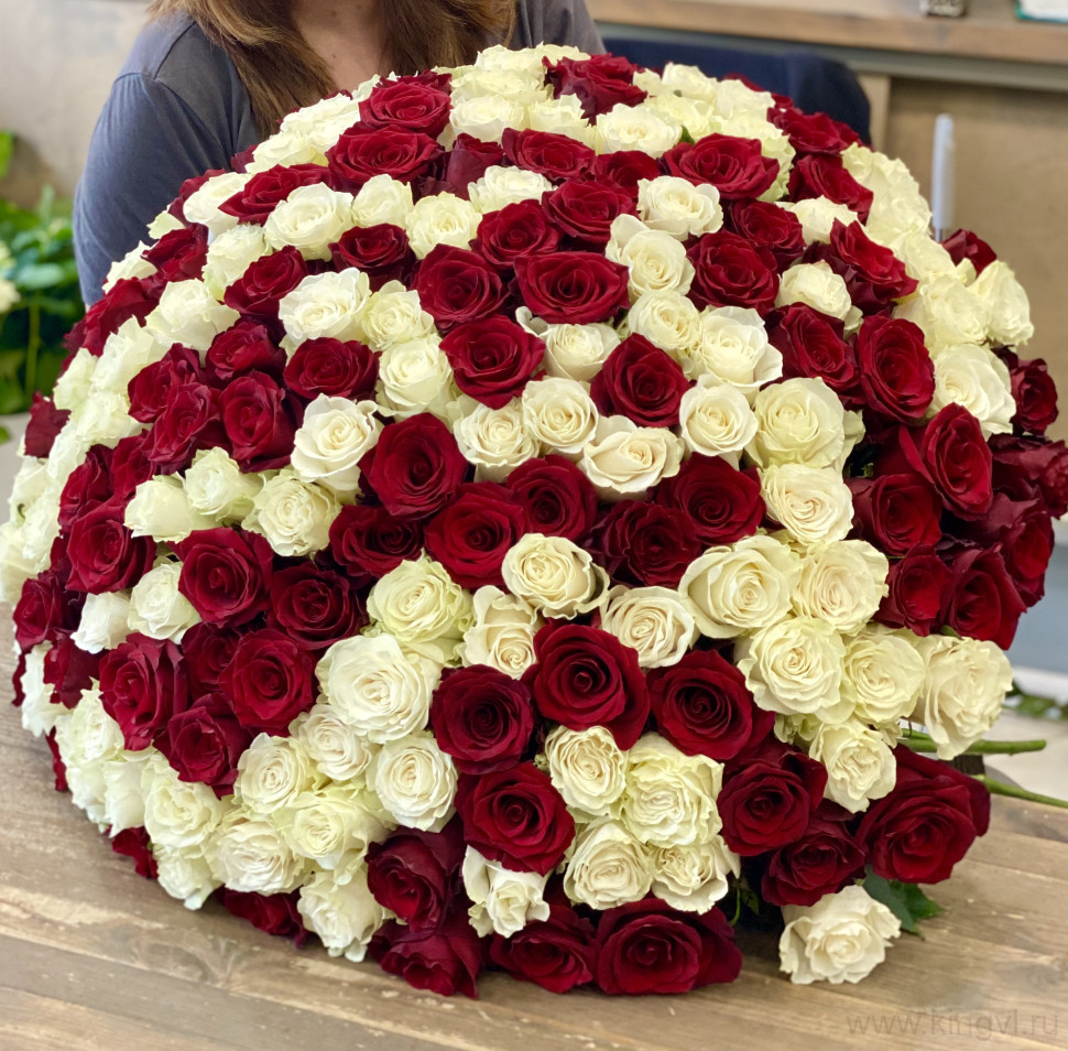 Букет из 201 розы. Цветы Владивосток фото 1 — Цветочный король