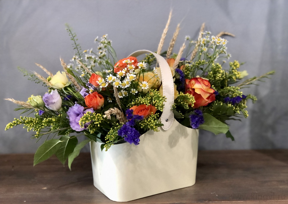 Полевые цветы с пшеницей в крафтовой сумочке. Цветы Владивосток