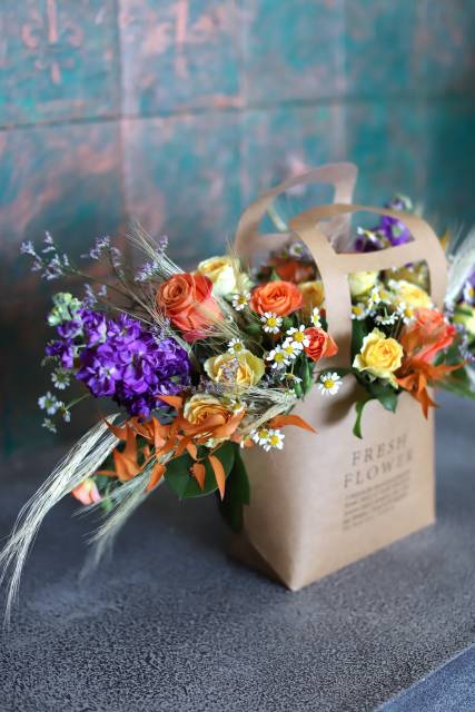 Полевые цветы с пшеницей в крафтовой сумочке