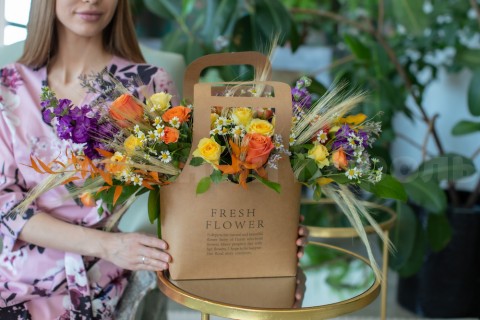 Полевые цветы с пшеницей в крафтовой сумочке. Цветы Владивосток