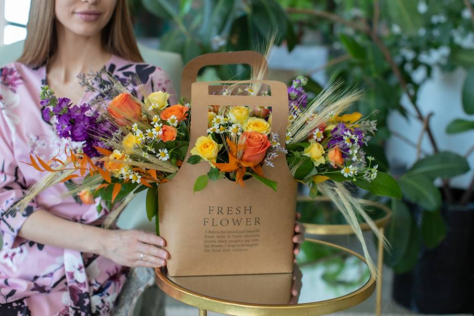 Полевые цветы с пшеницей в крафтовой сумочке