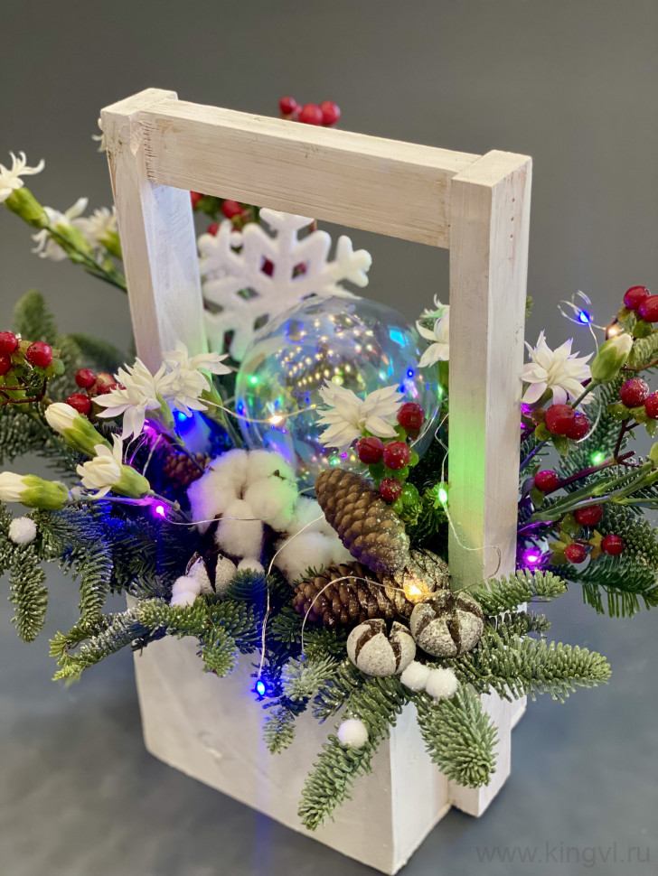 Новогодний ящик . Цветы Владивосток фото 1 — Цветочный король