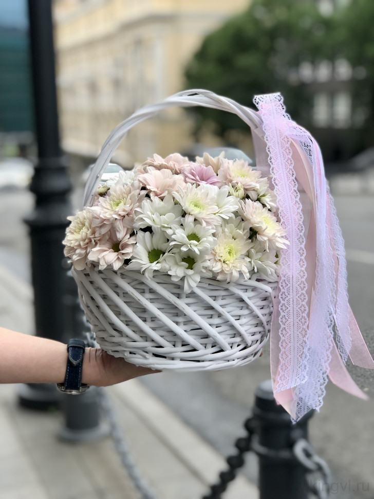 Корзинка с хризантемами. Цветы Владивосток