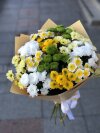 Букет разноцветных хризантем Сантини. Цветы Владивосток фото 3 — Цветочный король