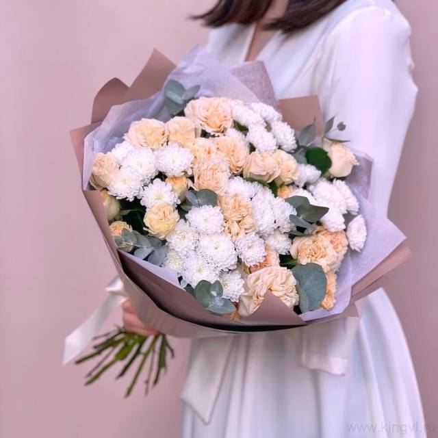 Букет из кустовых пионовидных роз "Крема"