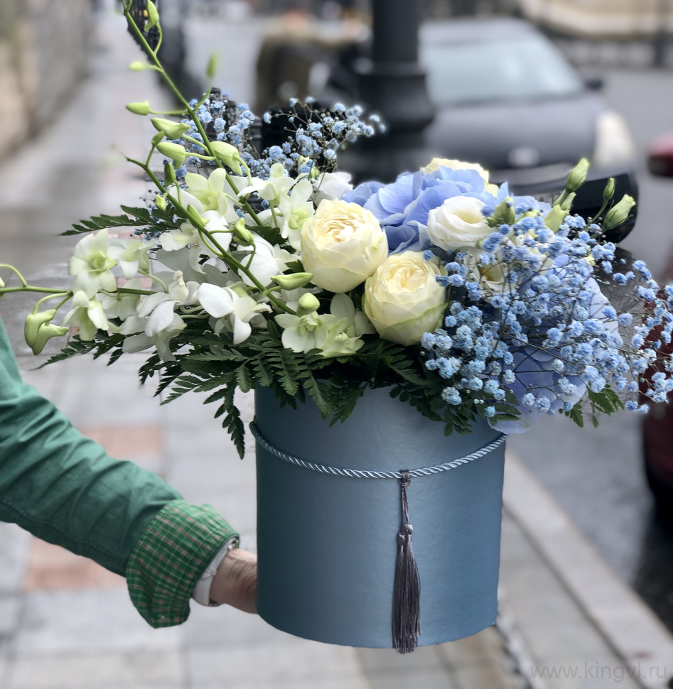Композиция в коробкес гортензией. Цветы Владивосток