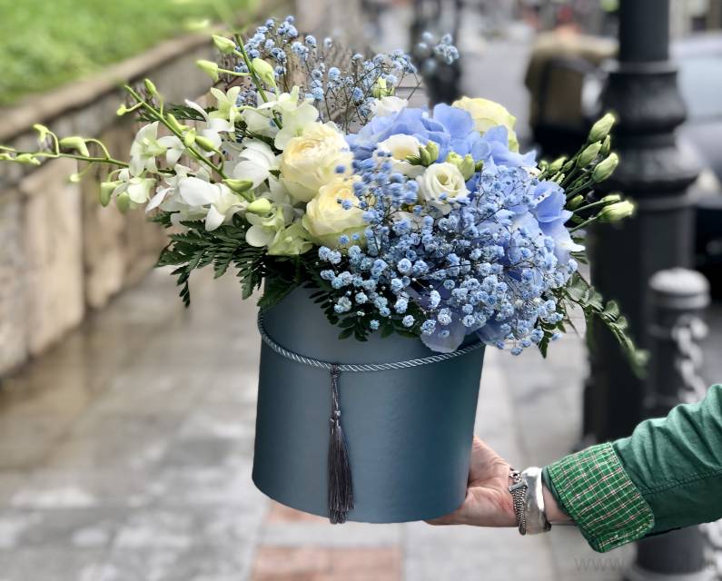 Композиция в коробкес гортензией