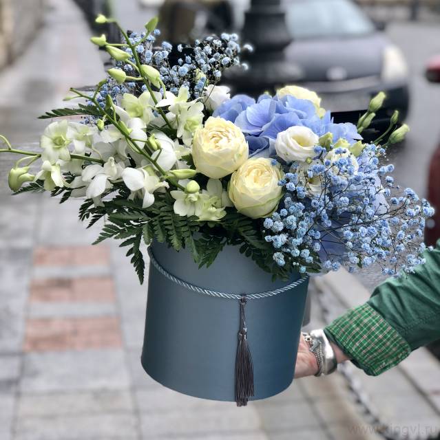 Композиция в коробкес гортензией