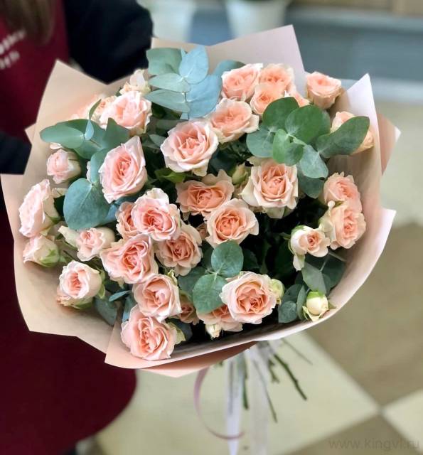 Кустовые розы  c зеленью 