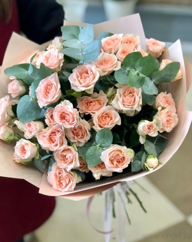 Кустовые розы  c зеленью  &mdash; Цветочный король