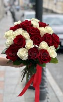 Букет из 25 бело-красной розы 