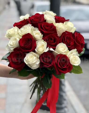 Букет из 25 бело-красной розы 