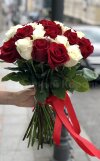 Букет из 25 бело-красной розы . Цветы Владивосток фото 3 — Цветочный король