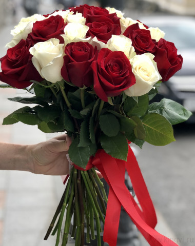 Букет из 25 бело-красной розы  — Цветочный король