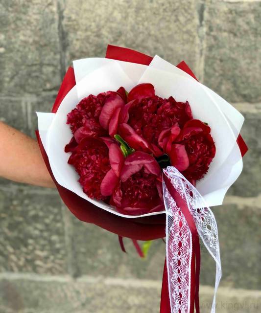 Букет рубиновых пионов ( 5 шт) 
