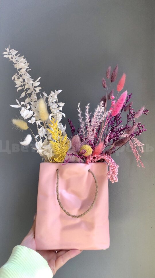 Композиция из сухоцветов в керамической сумочке. Цветы Владивосток фото 1 — Цветочный король