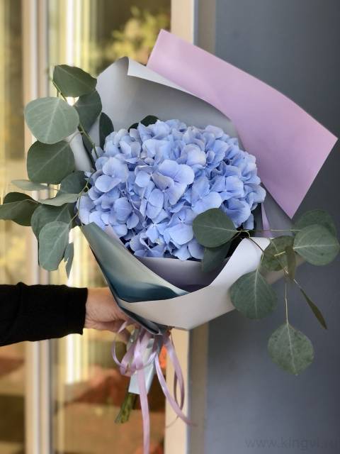 Букет из гортензии и эвкалипта