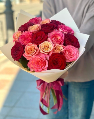 Букет из 19 разноцветных роз  — Цветочный король