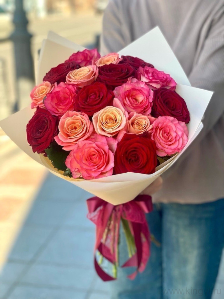 Букет из 19 разноцветных роз . Цветы Владивосток фото 1 — Цветочный король