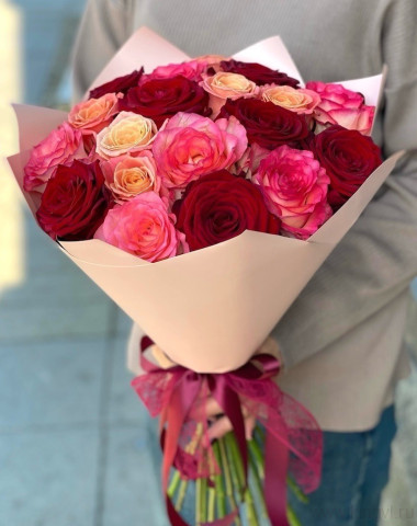 Букет из 19 разноцветных роз  — Цветочный король