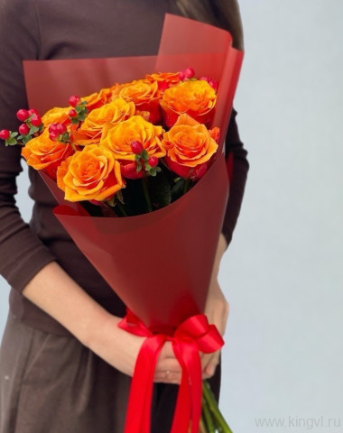 Букет из роз и гиперикума  — Цветочный король