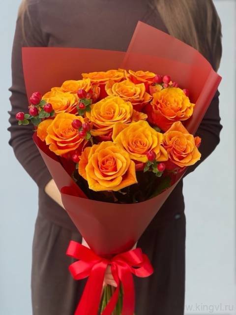 Букет из роз и гиперикума 