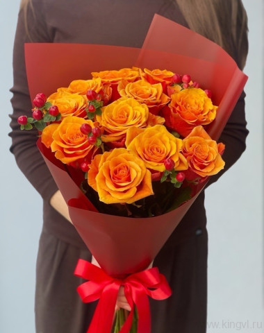 Букет из роз и гиперикума  — Цветочный король