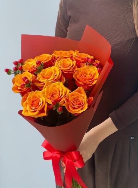 Букет из роз и гиперикума 