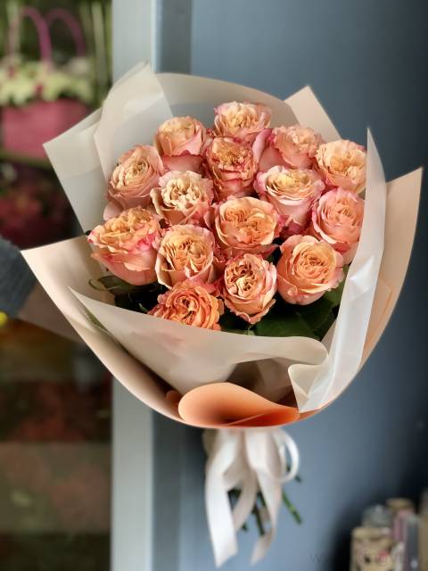 Букет из 15 нежных пионовидных роз