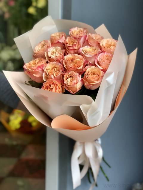 Букет из 15 нежных пионовидных роз