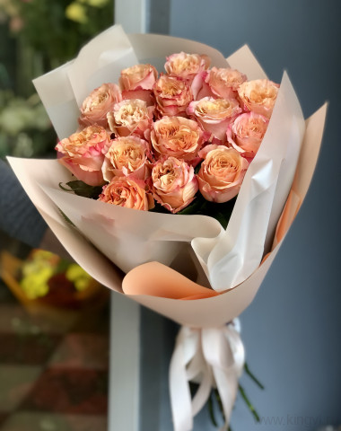 Букет из 15 нежных пионовидных роз — Цветочный король
