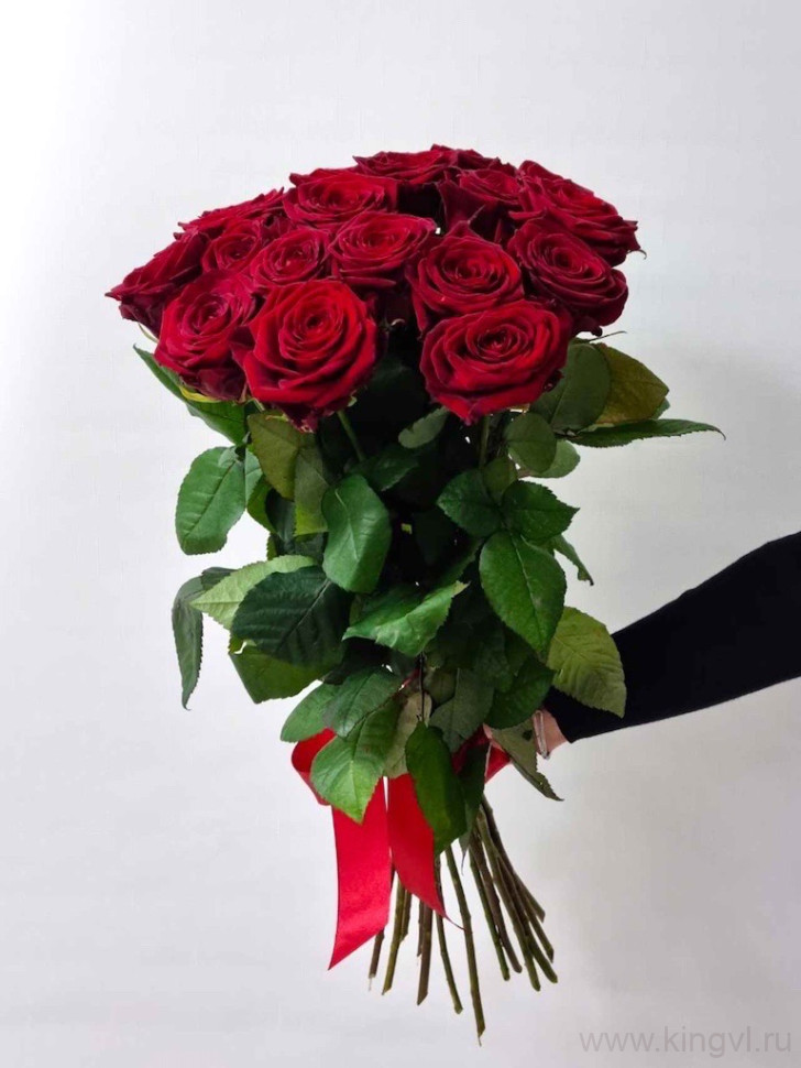 Букет из 17 красных роз . Цветы Владивосток фото 1 — Цветочный король