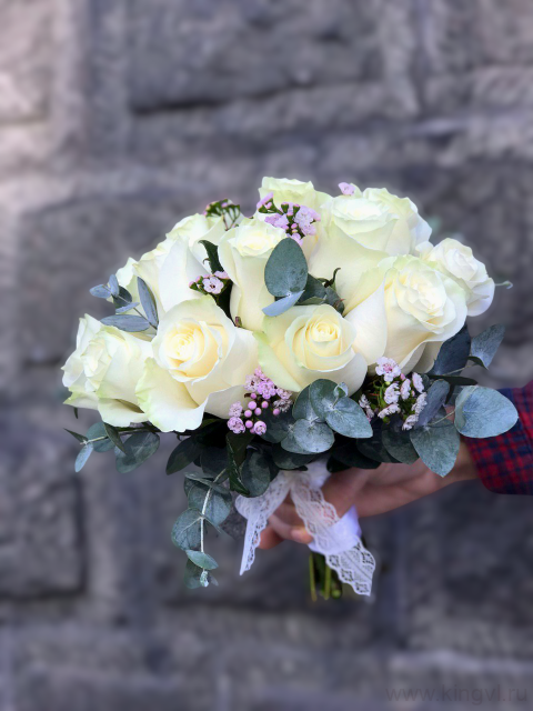 Букет невесты из роз и хамелациума