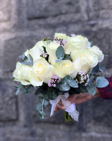 Букет невесты из роз и хамелациума