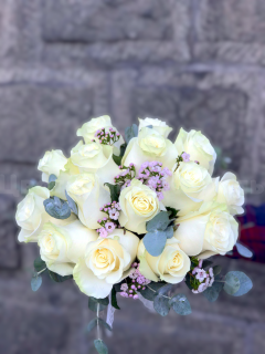 Букет невесты из роз и хамелациума. Цветы Владивосток
