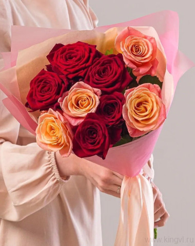 Букет из 9 персиковых и красных роз  — Цветочный король