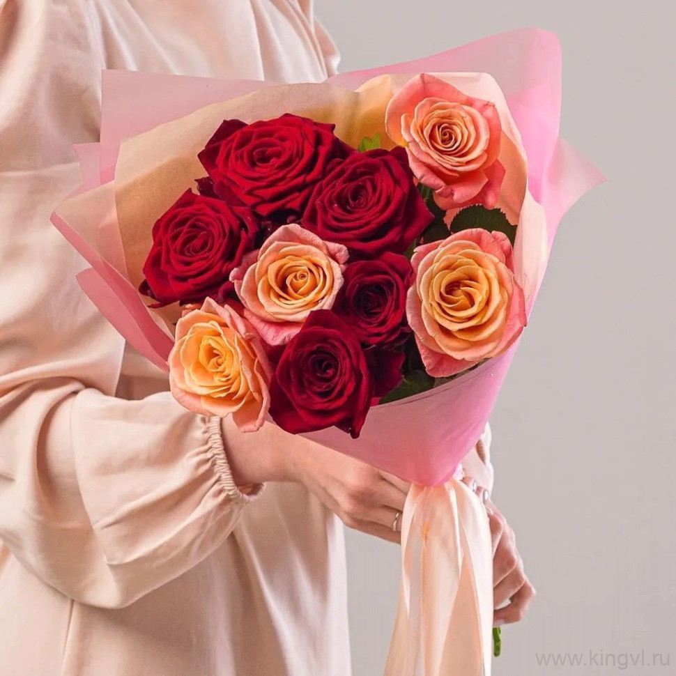 Букет из 9 персиковых и красных роз . Цветы Владивосток