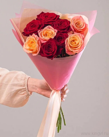 Букет из 9 персиковых и красных роз  — Цветочный король