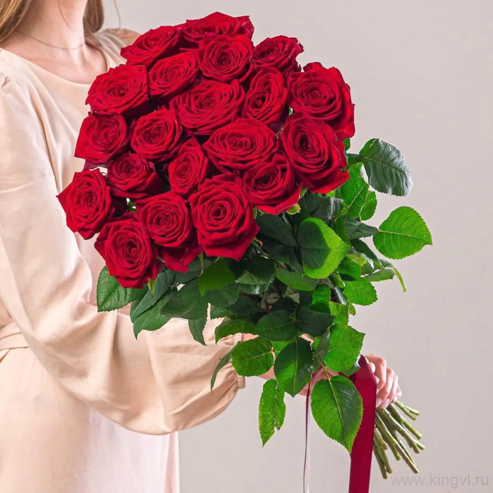 Букет из 25 высоких красных роз ( 70см) . Цветы Владивосток фото 1 — Цветочный король