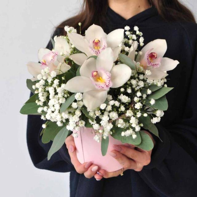 Композиция с орхидеями и гипсофилой