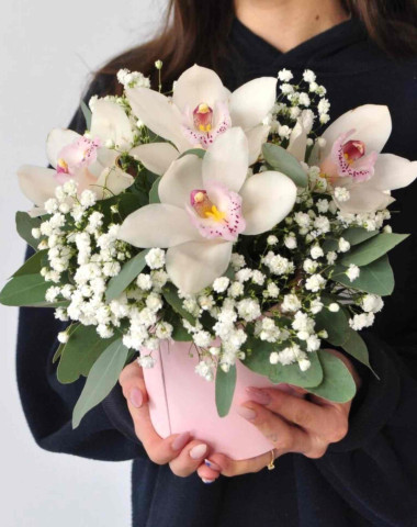 Композиция с орхидеями и гипсофилой — Цветочный король