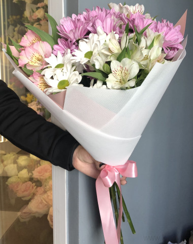 Букет из  хризантем и альстромерий — Цветочный король