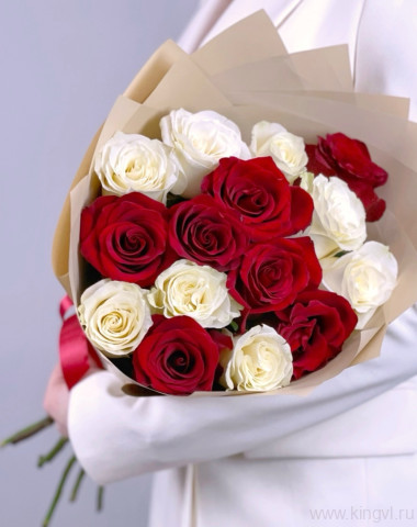 Букет из белых и красных роз (15шт) — Цветочный король