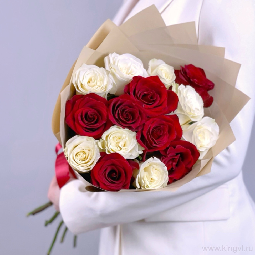 Букет из белых и красных роз (15шт). Цветы Владивосток