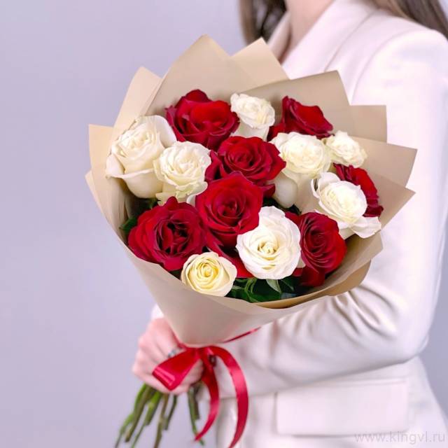 Букет из белых и красных роз (15шт)