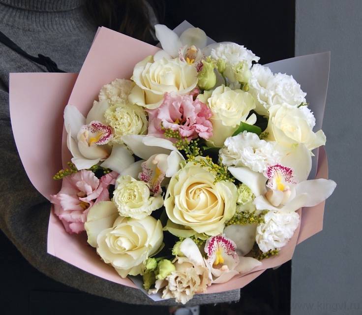 Букет с белой орхидеей