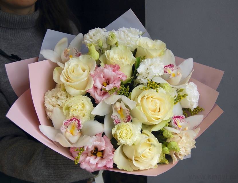 Букет с белой орхидеей